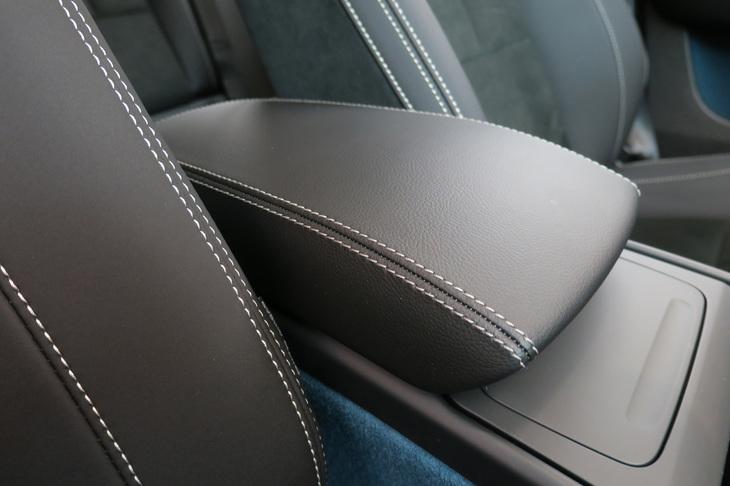 ボルボC40リチャージ（フロントセンターアームレスト）