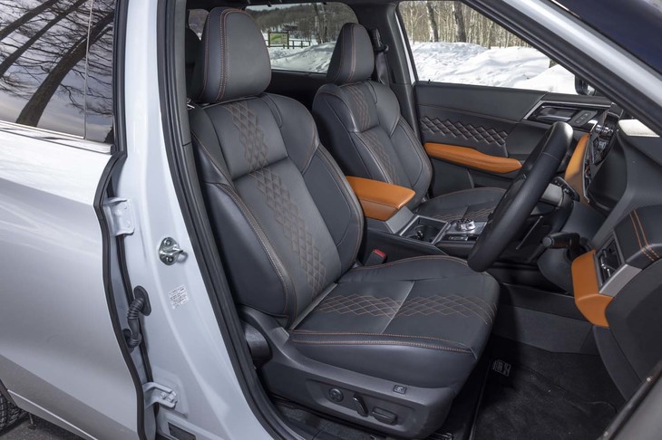 「P」専用のセミアニリンレザーシート。電動調整機能もシートヒーターもすべて標準装備だ。