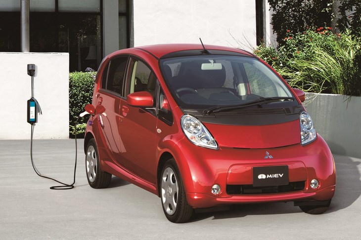 2009年から一般向けの販売が始まった「三菱i-MiEV」。当初は軽乗用車だったが、2018年4月の仕様変更でバンパーの形状が変わったため（全長が伸びた）、現在は登録車として販売されている。