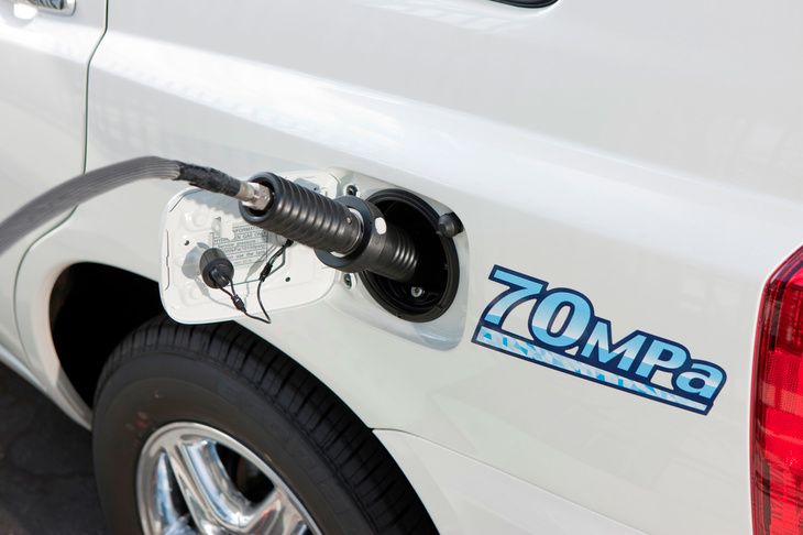 「FCHV-adv」には700気圧の高圧水素タンクを搭載。燃料電池の性能向上やシステム補機の消費電力低減、回生ブレーキシステムの高効率化なども、航続距離の増加に貢献した。