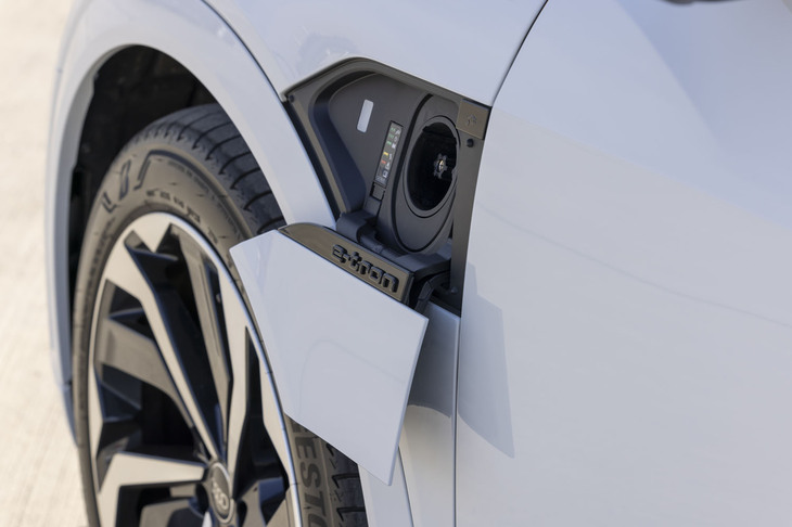 出力150kWまでの急速充電に対応したのもトピックだ。大容量バッテリーを搭載する割にこれまでは50kWまでとチグハグだった。