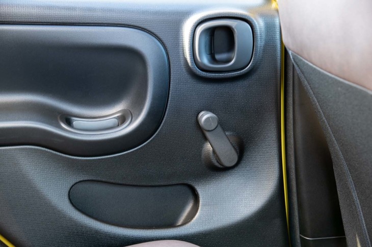 後席にはパワーウィンドウが付いておらず、窓はレギュレーターハンドルを使って開閉する。