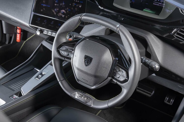 2本スポークのステアリングホイールは上下のリムがフラットな形状。大きな「GT」ロゴが刻まれる。