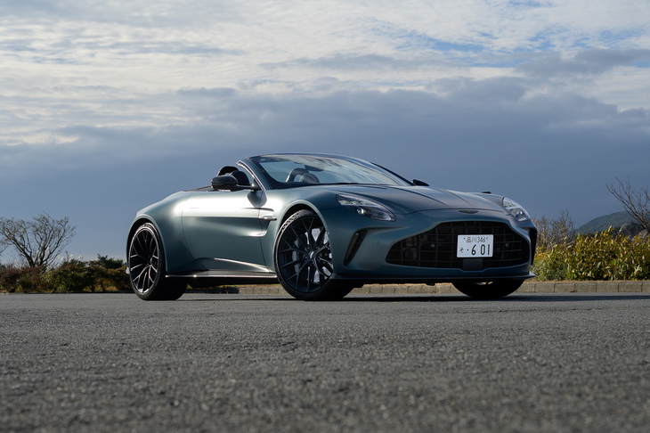 今回の試乗車は2025年1月にマイナーチェンジを受けた「アストンマーティン・ヴァンテージ ロードスター」。車両本体価格は2860万円。