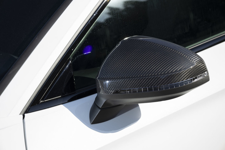 試乗車にはオプションの「カーボンスタイリングパッケージ」が装着されていた。カーボン製のエクステリアミラーハウジングやフロントスポイラーリップなどのエクステリアパーツがセットになっている。