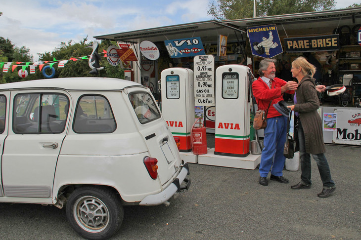フランス各地の自動車イベントで、昔懐かしいガソリンスタンドの風景を再現しているおじさん。かつて給油所は、人々の憩いと触れ合いの場であった。