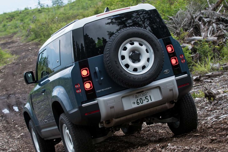 試乗車はオプションのエアサスペンションを装備していた（スタンダードはコイルサス）。最低地上高は216mmが標準で、－40mmから＋145mmの範囲で任意に調整できる。「オフロード」モード時には291mmに設定される。