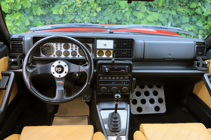 ほぼオリジナルの状態を保つインテリア。後付けのカー用品などは、車両の保護のためにも無理に外す必要はないとのこと。