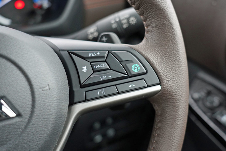 三菱eKクロス スペース（ステアリングスイッチ）