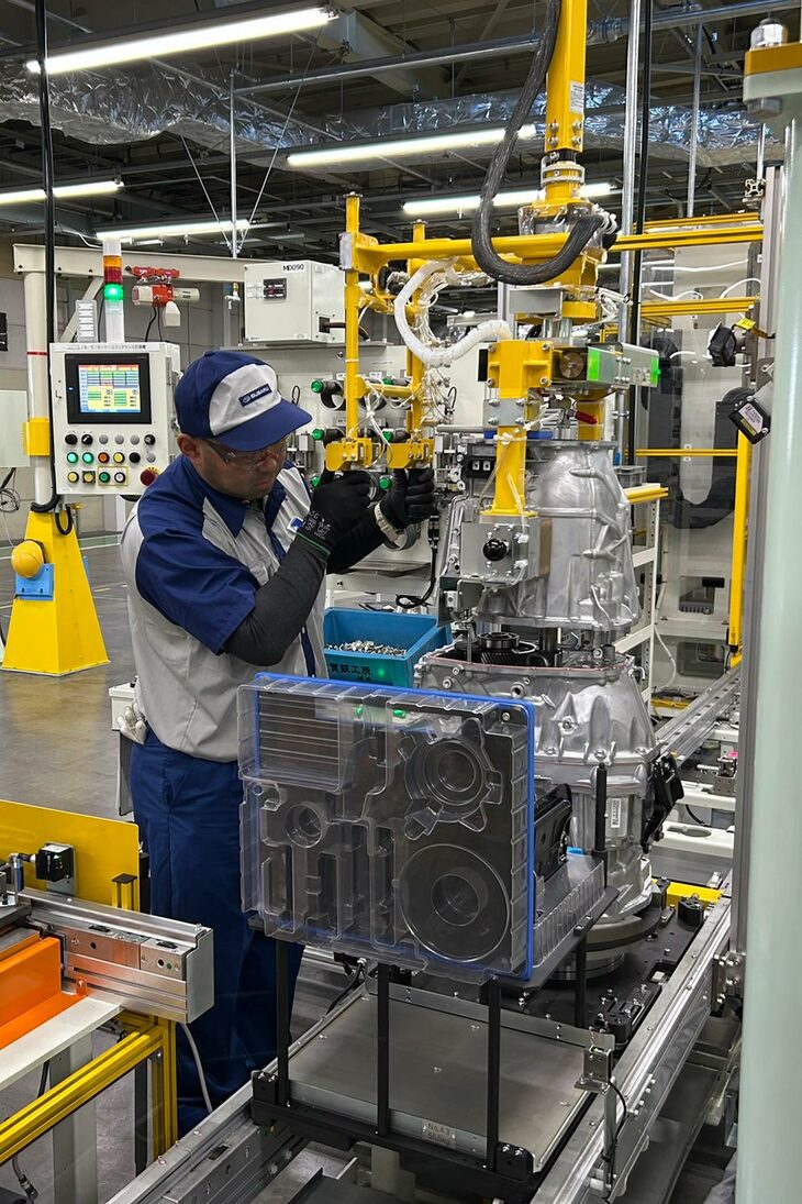 ロボットによってシール材が塗布されたハウジングをドッキングさせる工程の様子。高度に自動化された最新の工場でも、人の手に頼らなければならない領域はあるのだ。