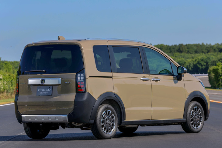 大胆で力強く、タフな印象に仕立てたという「フリード クロスター」。シルバーのロワーガーニッシュや大きめのクラッディング、ルーフレールなどでアウトドアテイストと力強さを表現している。