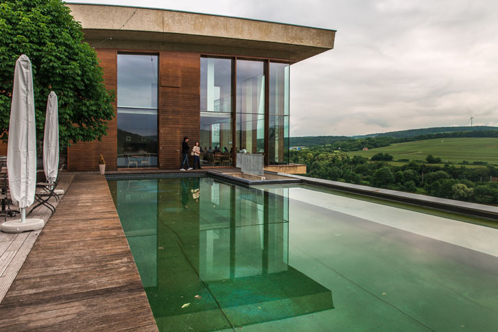 
	シェンゲンの丘の上にあるワイナリー「ドメーヌ・アンリ・ルパート」。Henri Ruppert / 1, um Markusberg, L-5445 Schengen / Tel: +352 26 66 55 66
	