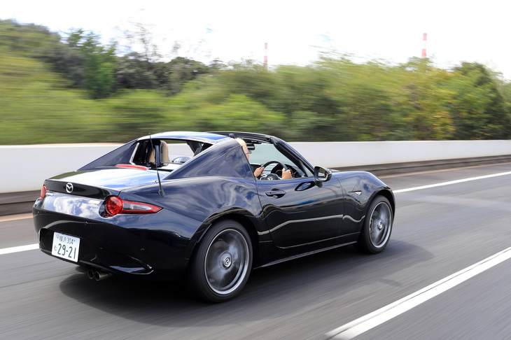 ボディーカラーは全6色。テスト車には「ジェットブラックマイカ」が採用されていた。