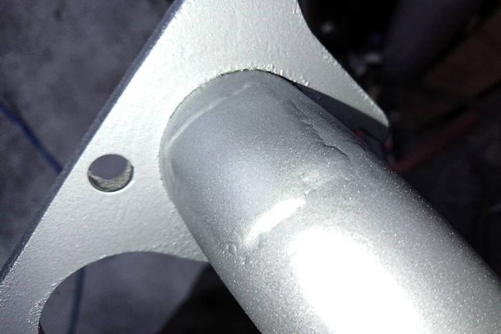 穴埋めが完了したヘダーの様子。そんな訳で、わがバイパーは今、こちら側だけヘダーが異常にキレイな状態となっている。（写真＝コレクションズ）