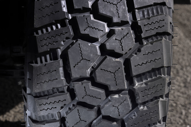 立体的で大きなブロックを交互に配置したトレッドパターンを採用。クーパータイヤ独自の「ステーブルトラックテクノロジー」を用いてデザインされており、オフロードだけでなく舗装路面でのトラクションや快適性も向上している。