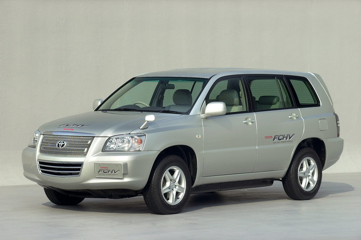 SUVタイプだった「トヨタFCHV」。当時のFCVのリース費用は非常に高額で、同車の場合は月額120万円だった。