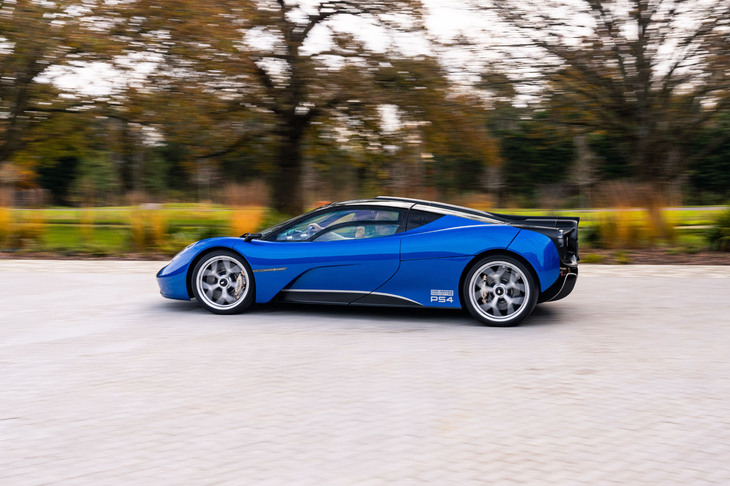 ダリオ・フランキッティ氏のドライブで走りだす。V12を積みながら車重1tそこそこなので4速発進（！）も可能だ。