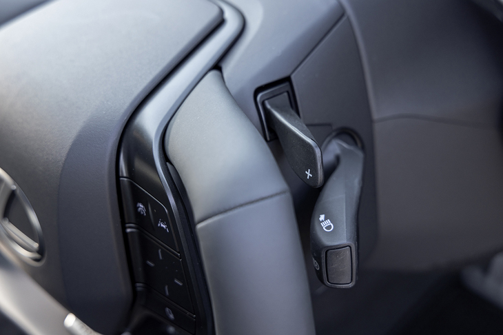 コンパクトなシフトパドルはウインカーの上に備わっており、人さし指で操作する。ウインカーやワイパーのレバーもステアリングから生えており、操舵すると一緒に回る。