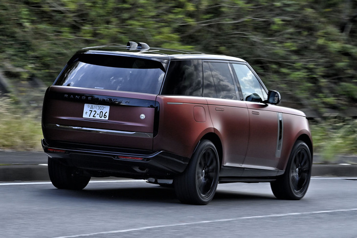 電子制御サスペンションとアクティブスタビライザー、ロールコントロール、後輪操舵機構などを包括的に制御する「インテグレーテッドシャシーコントロールシステム」を採用。5mを超える全長にもかかわらず、最小回転半径は5.3mmにおさまっている。