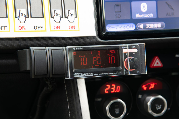 車内に装備された「EDFCアクティブ・プロ」のコントローラー。ダンパーに備わるツマミを遠隔操作のモーターで回転させ、減衰力を調整する仕組みだ。