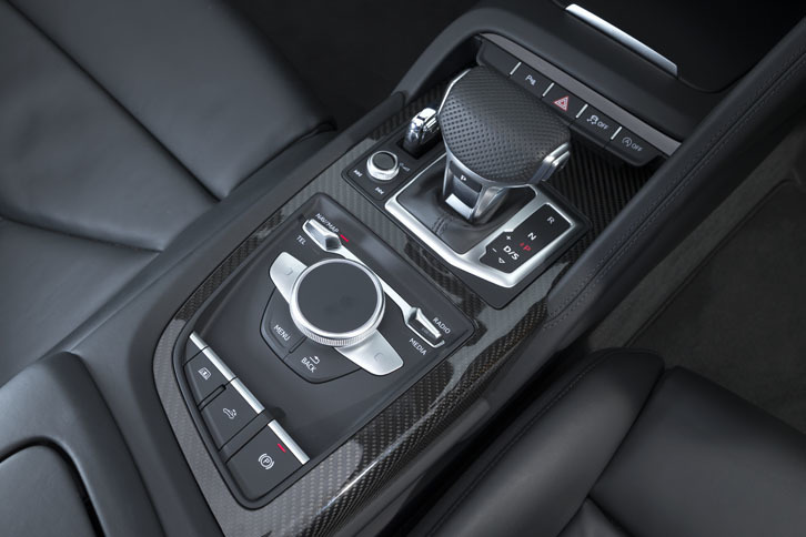 
	センターコンソールには、シフトセレクター（写真右上）やインフォテインメントシステムの操作スイッチ（同中央）、ルーフおよびリアウィンドウの操作スイッチ（同左下）が並ぶ。
	