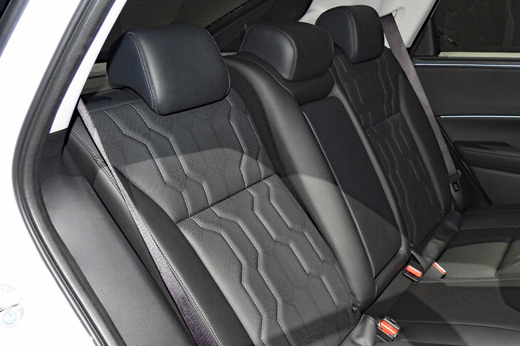 ホンダ・インサイト（リアシートリクライニング）