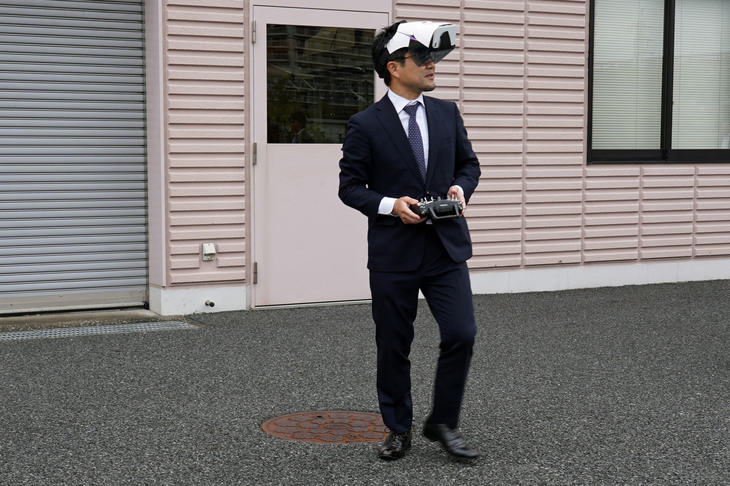 遠隔操縦に対応しているのが「バトラーカー」の特徴。VRゴーグルを装着して、カメラ映像をもとに操作する。