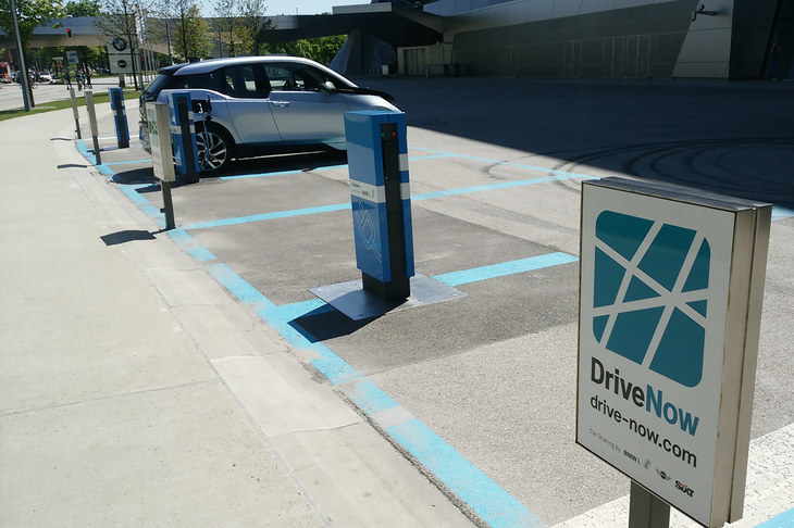 BMW本社に敷設された、カーシェアリングサービス「DriveNow」のための駐車場。