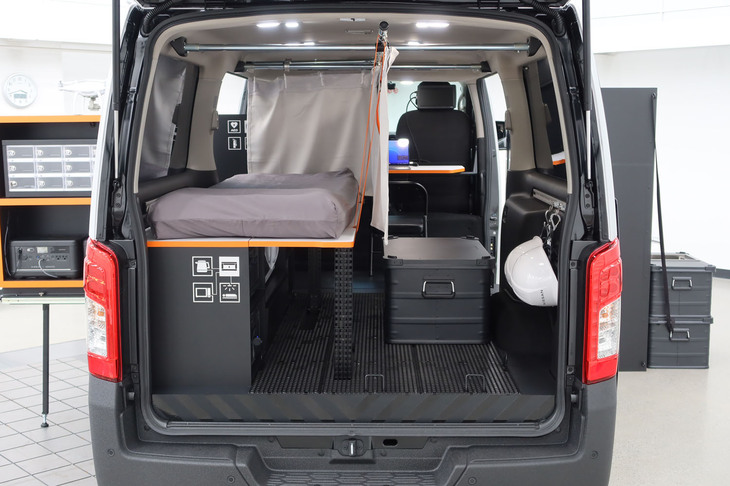 日産ディザスターサポートスペック（後方から見た車内の様子）