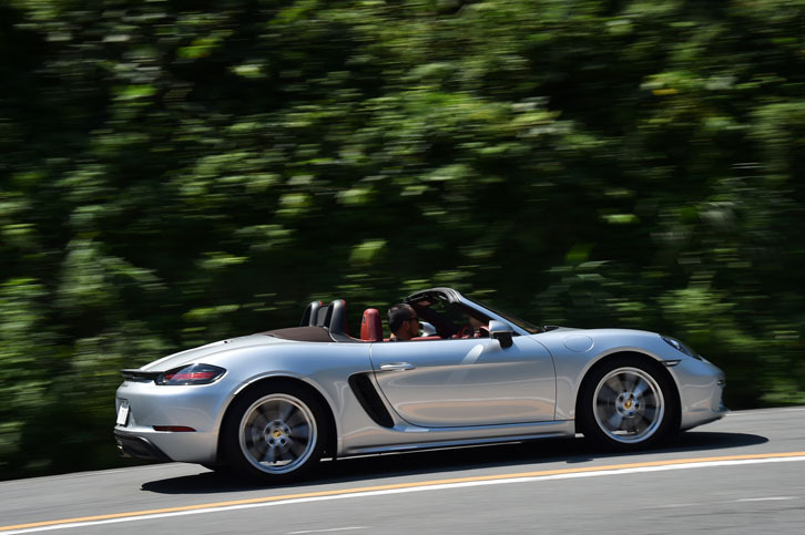 
	6MT仕様の「718ボクスター」が0-100km/h加速に要する時間は5.1秒。最高速度は275km/hと公表される。
	