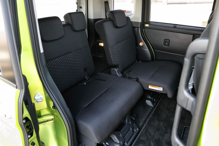 後席は6：4の分割式。それぞれ前後に240mmスライドできる。