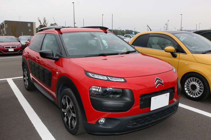 「シトロエンC4カクタス」。新世代シトロエンの幕開けとなったユニークなクロスオーバーモデルだ。1.2リッター直列3気筒と5段ロボタイズドMTの組み合わせで、軽快な走りが楽しめる。