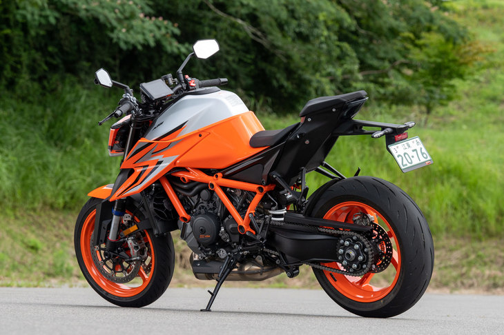 KTMの最上級スポーツネイキッド「1290スーパーデュークR」。現行型の登場は2020年で、2022年モデルより上級バージョンの「EVO」が追加された。