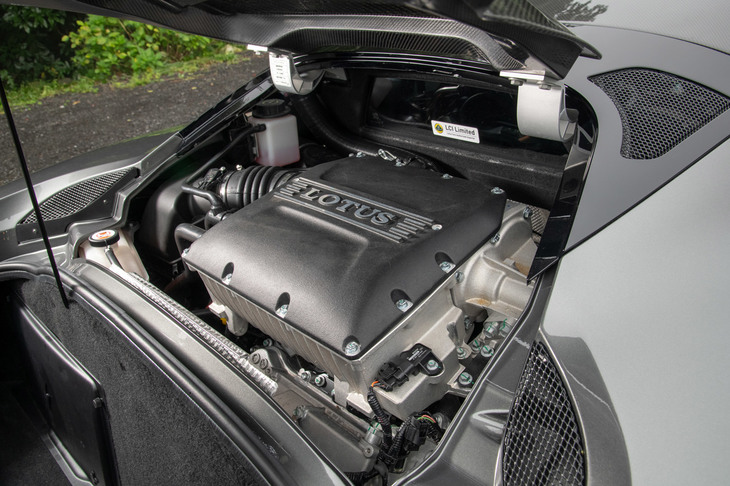 キャビンの後方に横置きで搭載される、スーパーチャージャー付き3.5リッターV6エンジン。「エヴォーラ400」を10ps上回る416psの最高出力と、10Nm上回る420Nmの最大トルクを発生する。