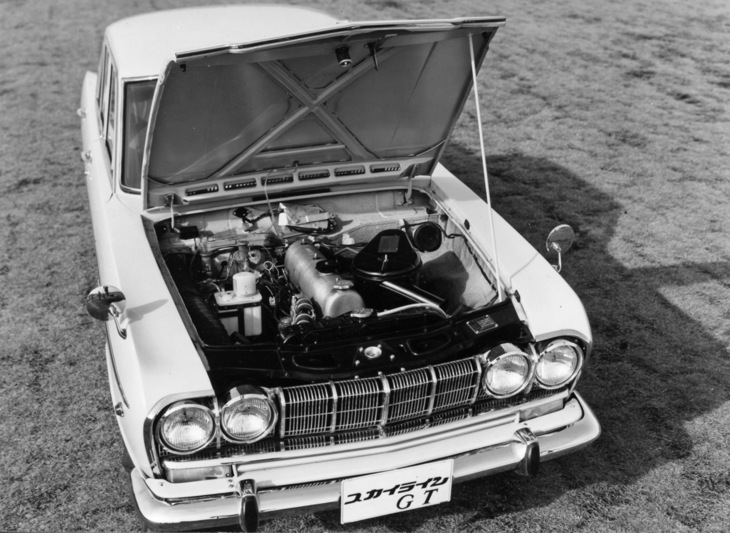 「スカイラインGT」（S54A-1）。無理やり延ばされたノーズに「グロリア スーパー6」（S41-1）用のG7型2リッター直6 SOHCエンジンが収められている。