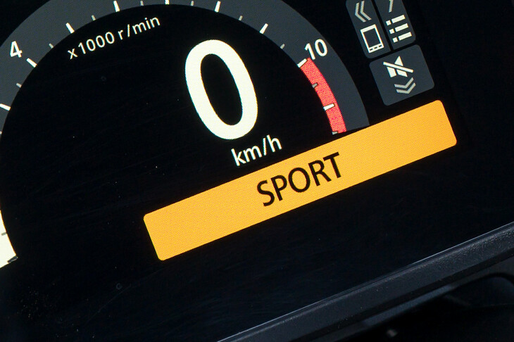 ライディングモードは「スタンダード／スポーツ／レイン」の3種類で、エンジンの出力や、トルクコントロール、エンジンブレーキの強さなどが変化。任意の制御を設定できる「ユーザー」モードも2種類用意される。