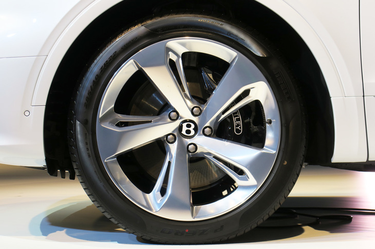 ベントレー・ベンテイガ ハイブリッド（タイヤ＆ホイール）