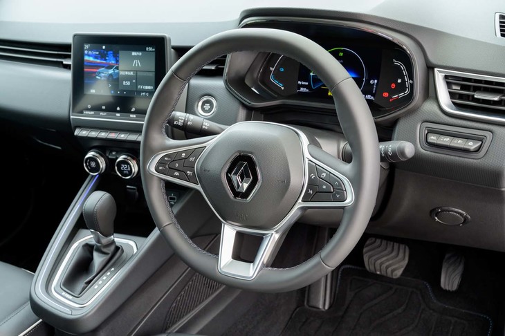 レザー巻きのステアリングホイールはヒーター内蔵。ギア比は14.4とスローな設定。