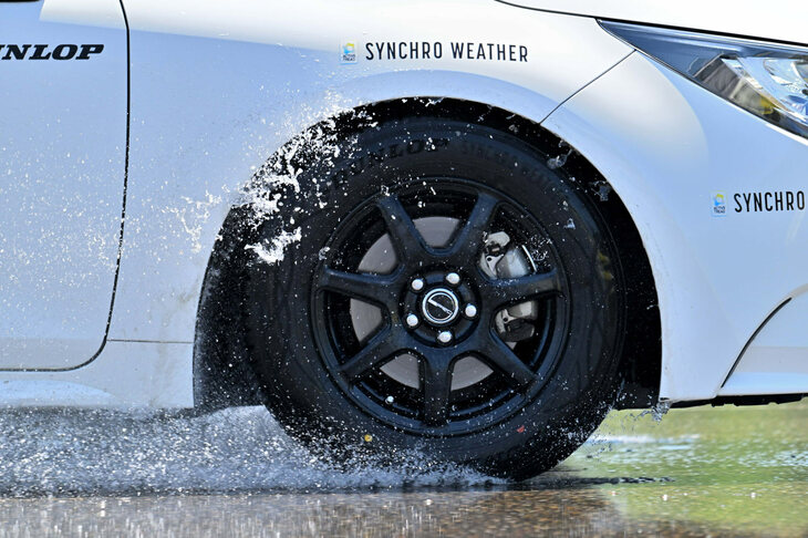 「シンクロウェザー」ではトレッド面のゴムの一部に、水に触れると結合が解けるイオン結合を用いた素材を採用。疎水性のゴムに水を浸透させるため、水浸透補助剤を投入し、超微細な水の流路を設けるといった工夫もなされている。