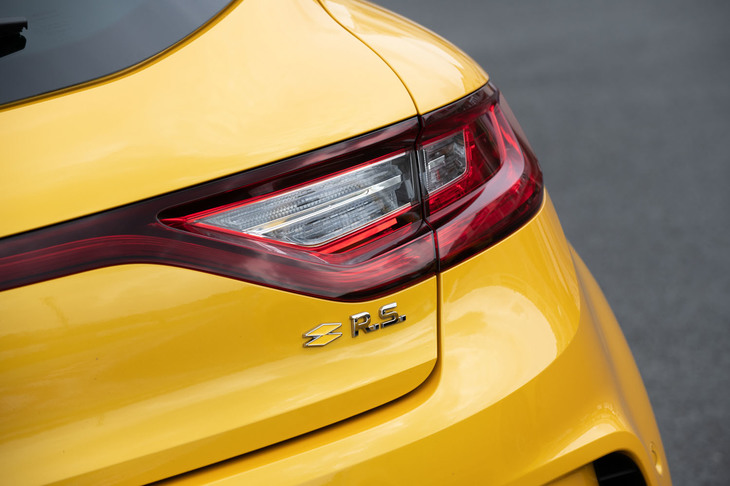 ニュルブルクリンクで日独のライバルと“FF最速争い”を繰り広げる「メガーヌR.S.」。2019年4月には130kgも軽量化された「トロフィーR」がタイムアタックを行い、7分40秒1というタイムを記録している。