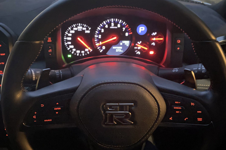 スポーツモデルらしくセンターにタコメーターがレイアウトされた針式のメーターパネル。スピードメーターの数字は340km/h（！）まで刻まれている。