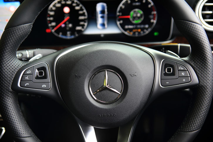 ステアリングスイッチには、タッチ式のセンサー（つやのある黒い部分）を採用。スマートフォンのようなタッチ＆スワイプ操作ができる。