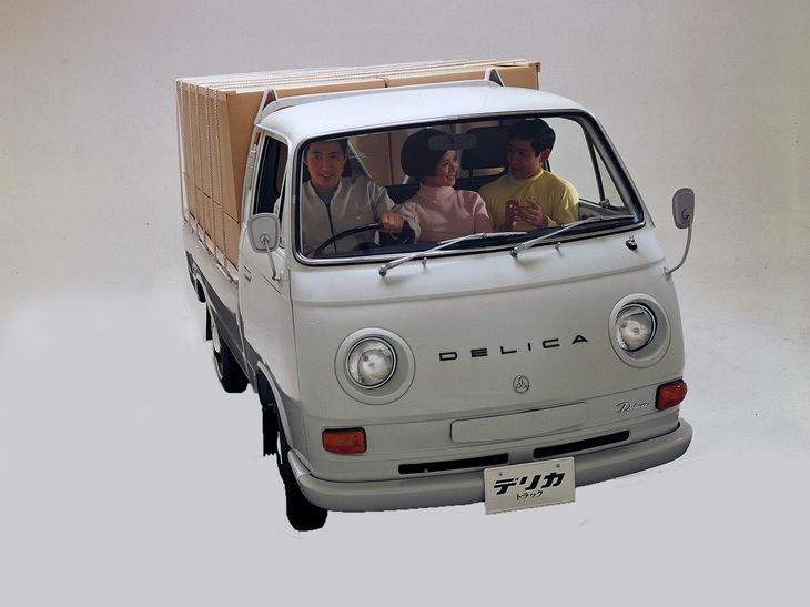 初代「三菱デリカ」はキャブオーバートラックが1968年にデビュー。翌1969年にワンボックスのバン／ワゴンが加えられた。