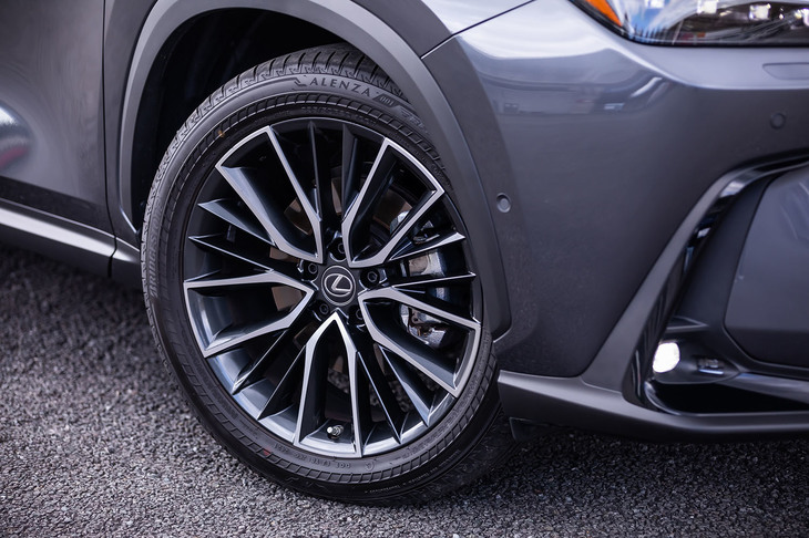 NX450h＋“バージョンL”（タイヤ＆ホイール）