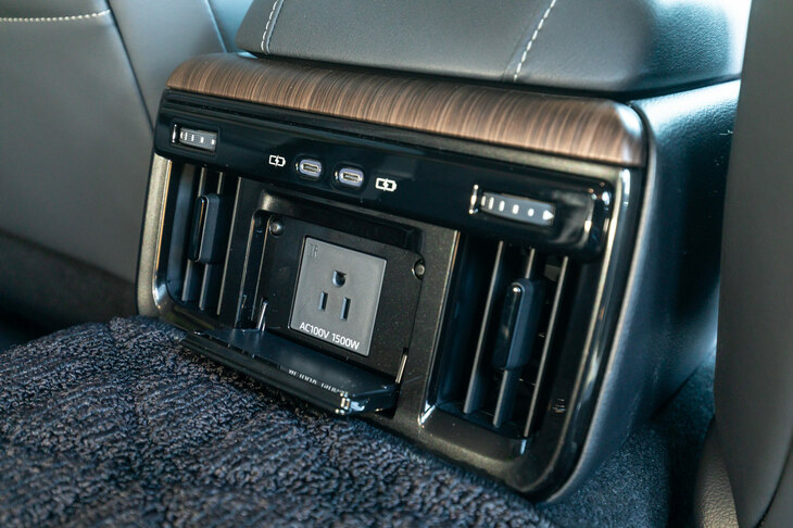 HEV、FCEVともにAC100V・1500Wの非常時給電システム付きアクセサリーコンセントを2個装備。FCEVにはDC9kWの外部給電アウトレットも備わっている。一般家庭の電力消費量（400W／1時間と想定）に換算すると、HEVならガソリン満タンの状態から約6日分、FCEVなら水素満充てんの状態から約4日分の電気を供給できる。（写真：山本佳吾）