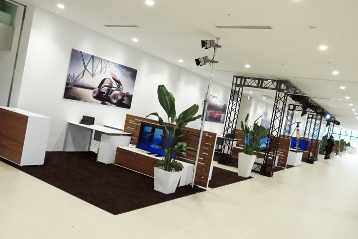 「ドライビング・ギャラリー」の通路を挟んだ反対側は、商談スペースとなっている。