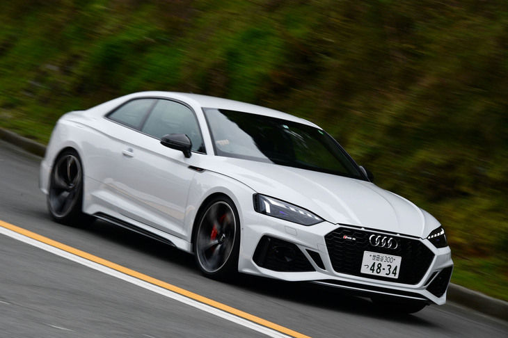 アウディスポーツ（旧クワトロ社）が手がけた高性能モデル「RS 5クーペ」。アウディ伝統の縦置きエンジンと4WDシステム「クワトロ」の組み合わせが味わえる2ドアクーペであることから、世界初の市販フルタイム4WD車「アウディ・クワトロ」の直系とも言われている。