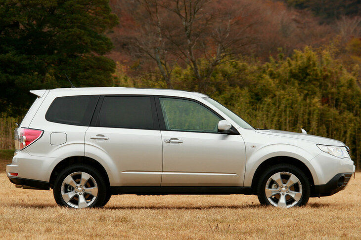 全長×全幅×全高＝4560×1780×1675mmというボディーサイズに対し、タイヤサイズは215/65R16か225/55R17という設定。単体で見ると4代目「レガシィ」的に洗練されているが、ボディーの角をていねいに丸めたこのデザインは、まとまりがよい反面、クルマを小さく見せるというネガも持ち合わせていた。