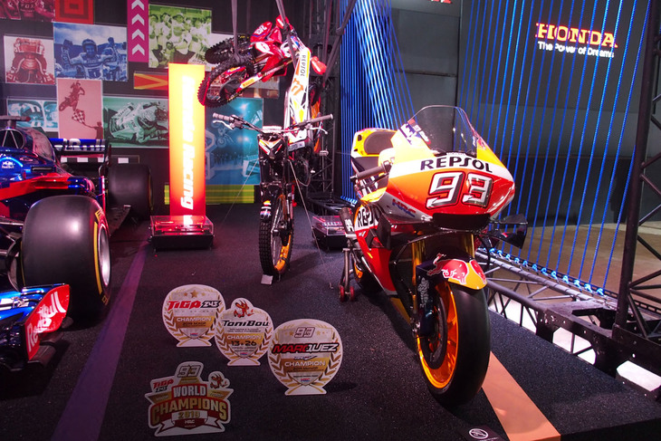 二輪レーシングマシン。RC213V（手前）、COTA 4RT（中）、CRF450RW（奥）。