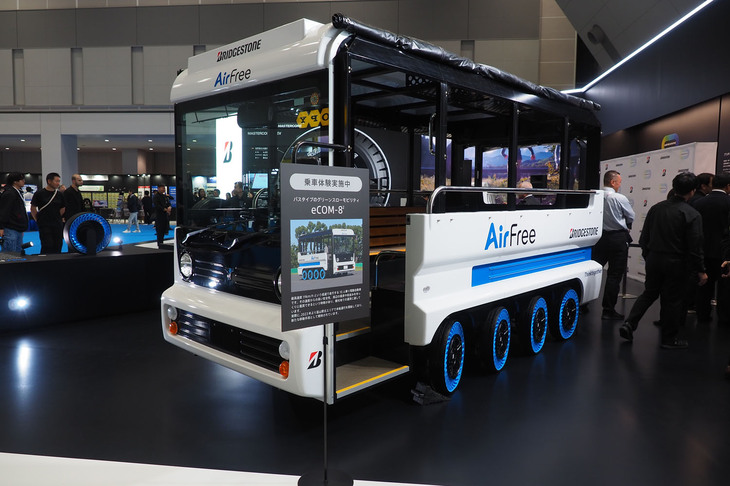 空気充てんが要らない次世代タイヤ「AirFree」を装着したバスタイプのグリーンスローモビリティー「Boule Baas（ブールバース）」。